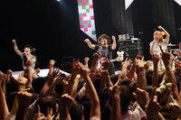 左から相沢梨紗、山口隆、成瀬瑛美。（写真提供：ディアステージ）