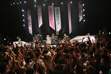 サンボマスターと相沢梨紗、成瀬瑛美、藤咲彩音によるライブの様子。（写真提供：ディアステージ）