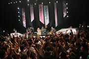 サンボマスターと相沢梨紗、成瀬瑛美、藤咲彩音によるライブの様子。(写真提供:ディアステージ)