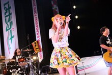 サンボマスターの演奏をバックに歌う成瀬瑛美。（写真提供：ディアステージ）