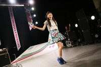 サンボマスターの演奏をバックに歌う藤咲彩音。（写真提供：ディアステージ）