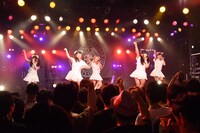 GINGANEKOによるライブの様子。