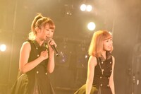 川原亜美、城谷るりによる「SUNRIZE」歌唱の様子。