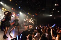 MAPLEZによるライブの様子。