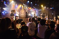 「RPM」でファンが用意したペンライトの演出に涙ぐむ川原亜美。