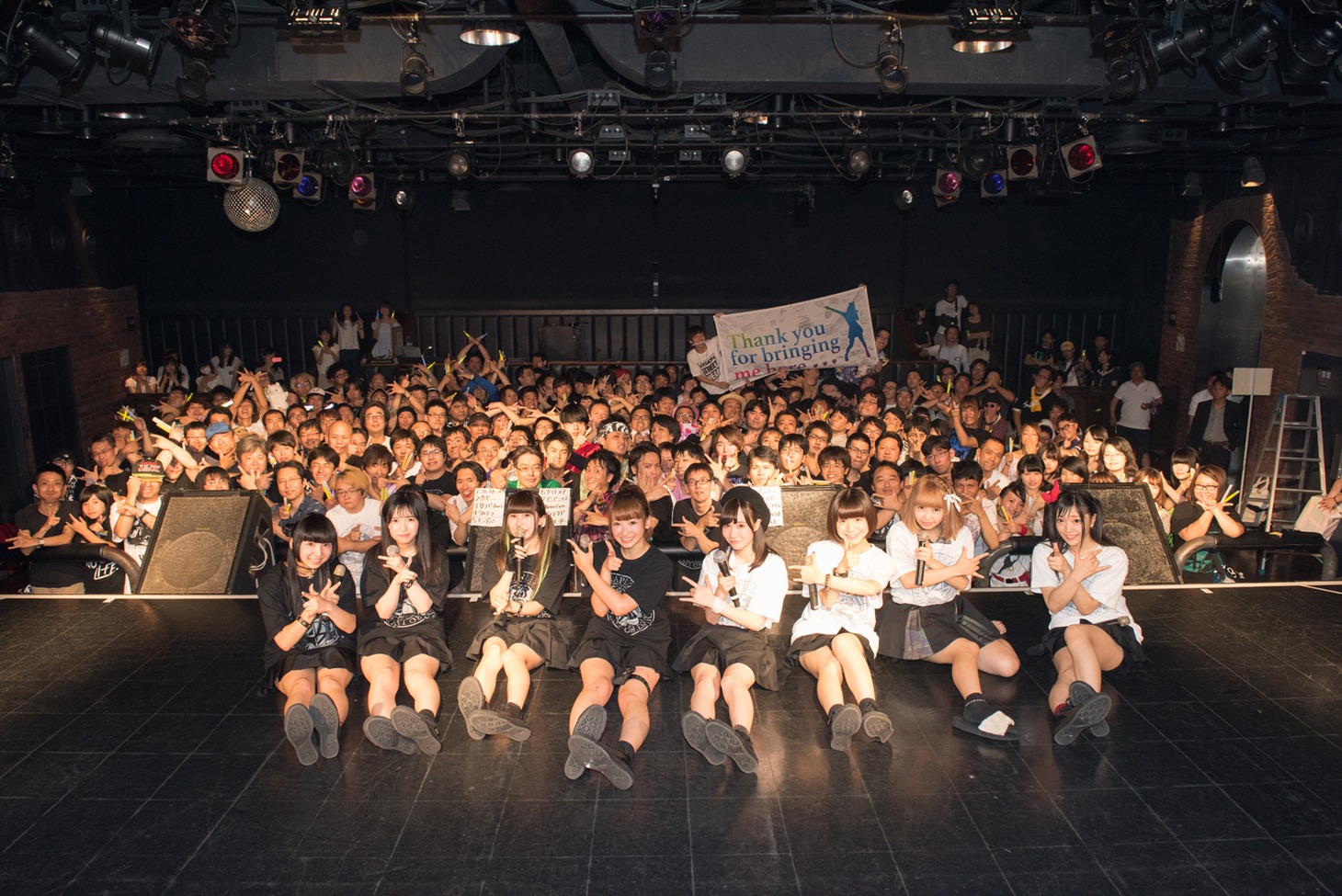 「MAPLEZ CLUB QUATTRO TOUR 2016 -RUMBLING, PULSATION-」広島公演エンディングでの記念撮影の様子。