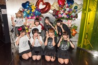 終演後に記念撮影するMAPLEZ。