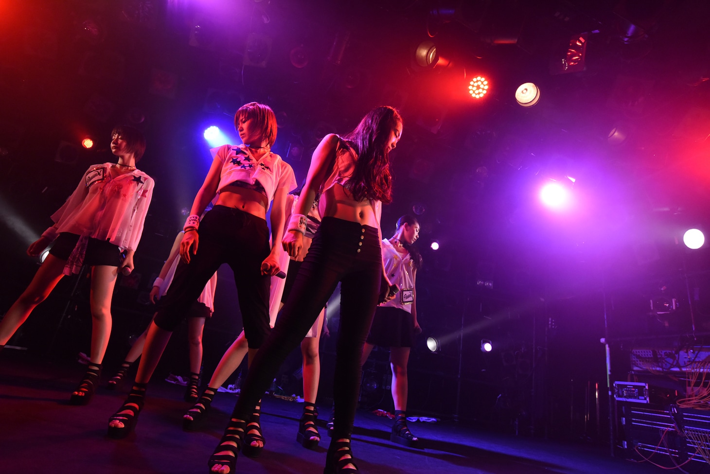PiiiiiiiNによるライブの様子。