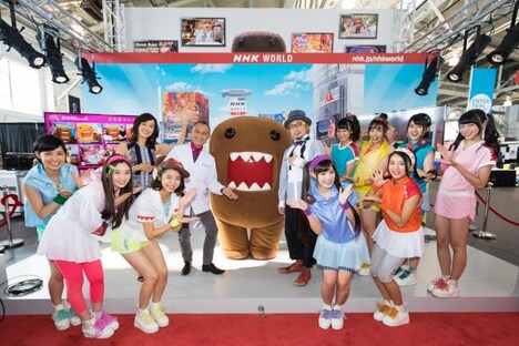 NHK WORLDブースを盛り上げた早見優、 増田セバスチャン、 東京パフォーマンスドール、 どーもくん、 日本料理研究家・斉藤辰夫。(写真提供:NHK-TYO)