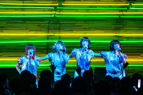 「WE ARE A ROCK FESTIVAL TOUR」7月31日の大阪・ユニバース公演の様子。(Photo by shinz)