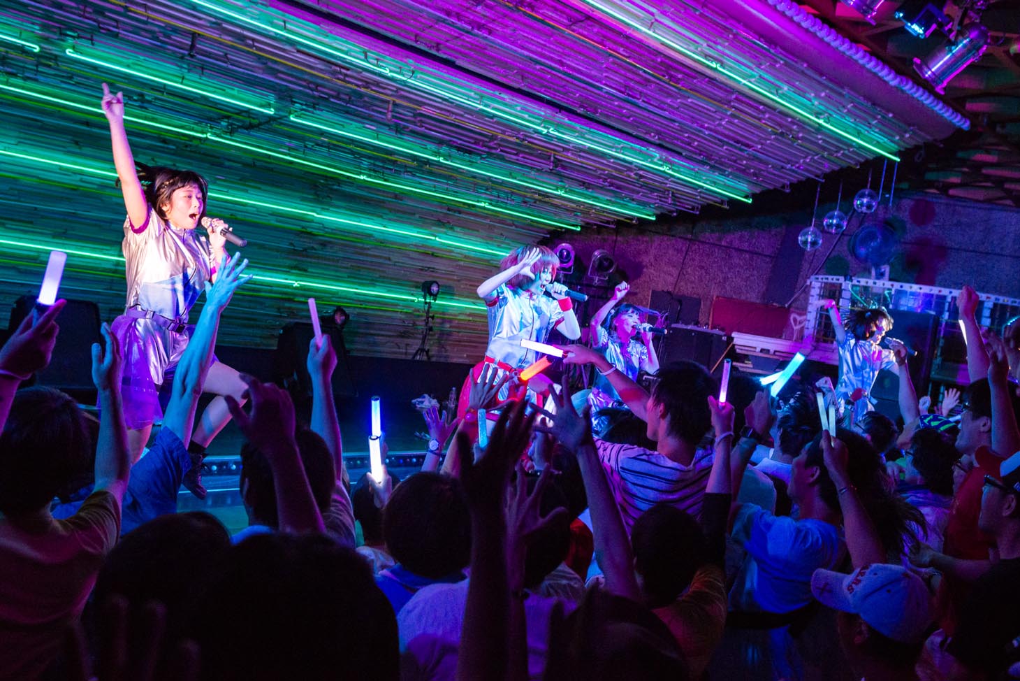 「WE ARE A ROCK FESTIVAL TOUR」7月31日の大阪・ユニバース公演の様子。（Photo by shinz）
