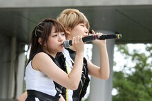 左から若井友希、澁谷梓希。