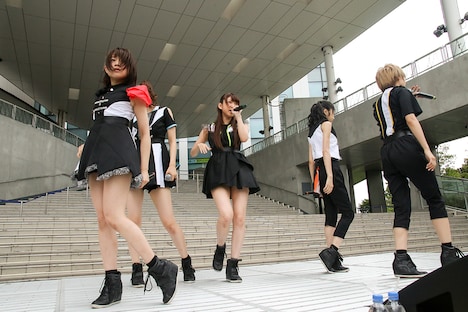 「Re:Call」をパフォーマンスするi☆Ris。