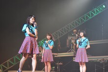 グッズ紹介コーナーで急に小芝居を始めるNao☆（左）。