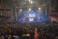 一斉にラインダンスするNegiccoと観客。