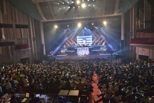 一斉にラインダンスするNegiccoと観客。