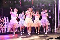 新曲「すきすきソング」披露中の様子。