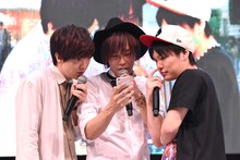 LINE LIVEの配信をチェックする佐香智久（左）、天月-あまつき-（中央）、はしやん（右）。