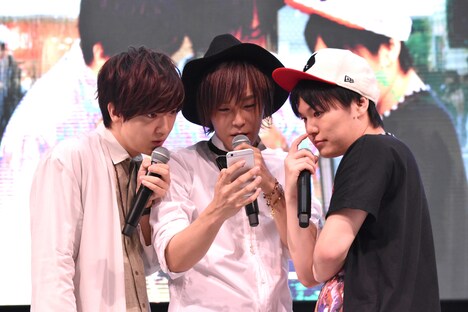 LINE LIVEの配信をチェックする佐香智久（左）、天月-あまつき-（中央）、はしやん（右）。