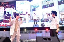 左から佐香智久、天月-あまつき-。