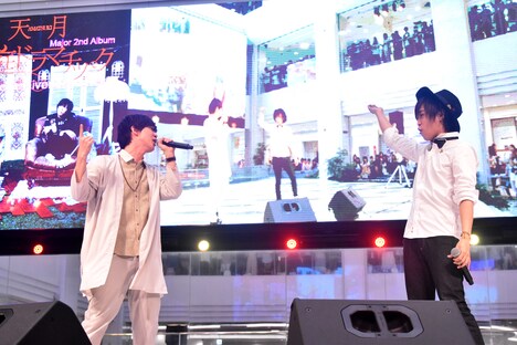 左から佐香智久、天月-あまつき-。