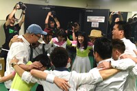 本番直前に円陣を組むNegiccoとNEGiBAND。