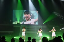 過去の映像をバックに「恋するねぎっ娘」を歌うNegicco。