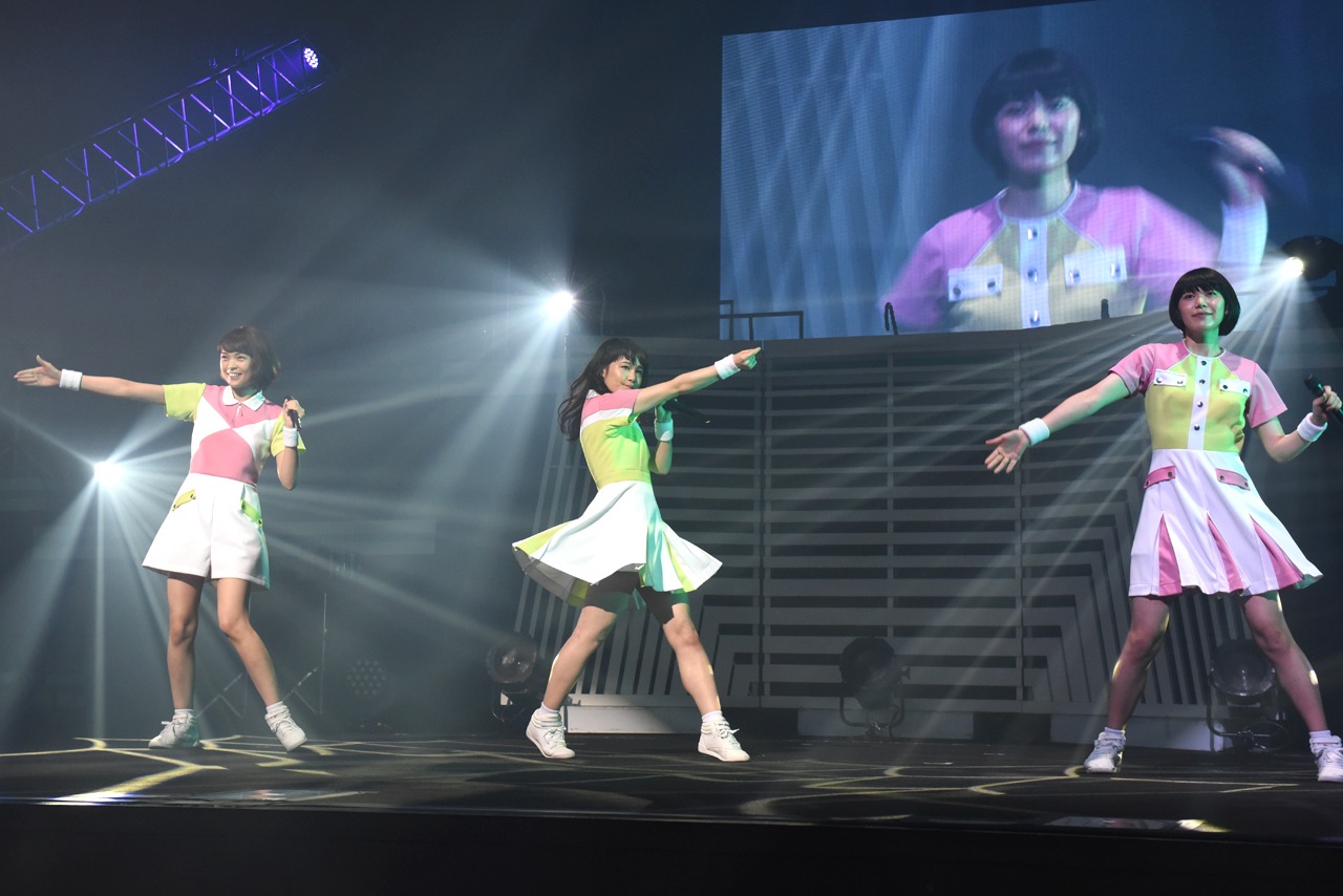 「Negicco 13th Anniversary『Road of Negiiiiii ～TADAIMA～ 2016 Summer at NHKホール』」の様子。