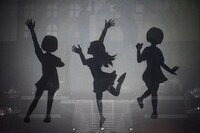 白幕に投影された絵本仕立てのムービー。