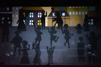 白幕に投影された絵本仕立てのムービー。