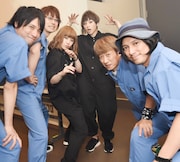 PUFFY(中央)とバンドメンバー。