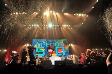 誕生日を祝われるABEDON（中央）。（Photo by TEAM LIGHTSOME）