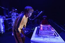 ケーキのロウソクの火を消すABEDON。（Photo by TEAM LIGHTSOME）