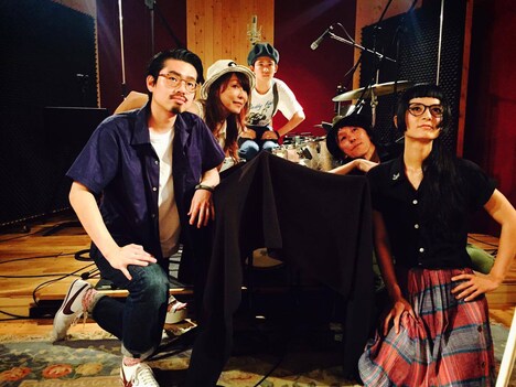 「イカサマ美男子 feat. リンダ」レコーディング時の様子。