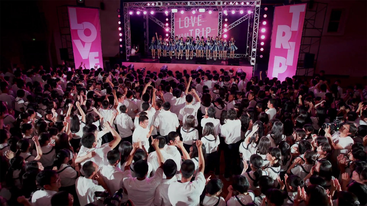 AKB48「LOVE TRIP」ミュージックビデオのワンシーン。 (c)AKS