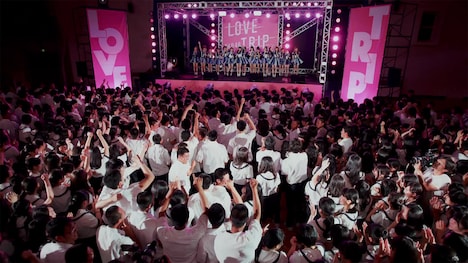 AKB48「LOVE TRIP」ミュージックビデオのワンシーン。 (c)AKS