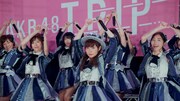 AKB48「LOVE TRIP」ミュージックビデオのワンシーン。 (c)AKS