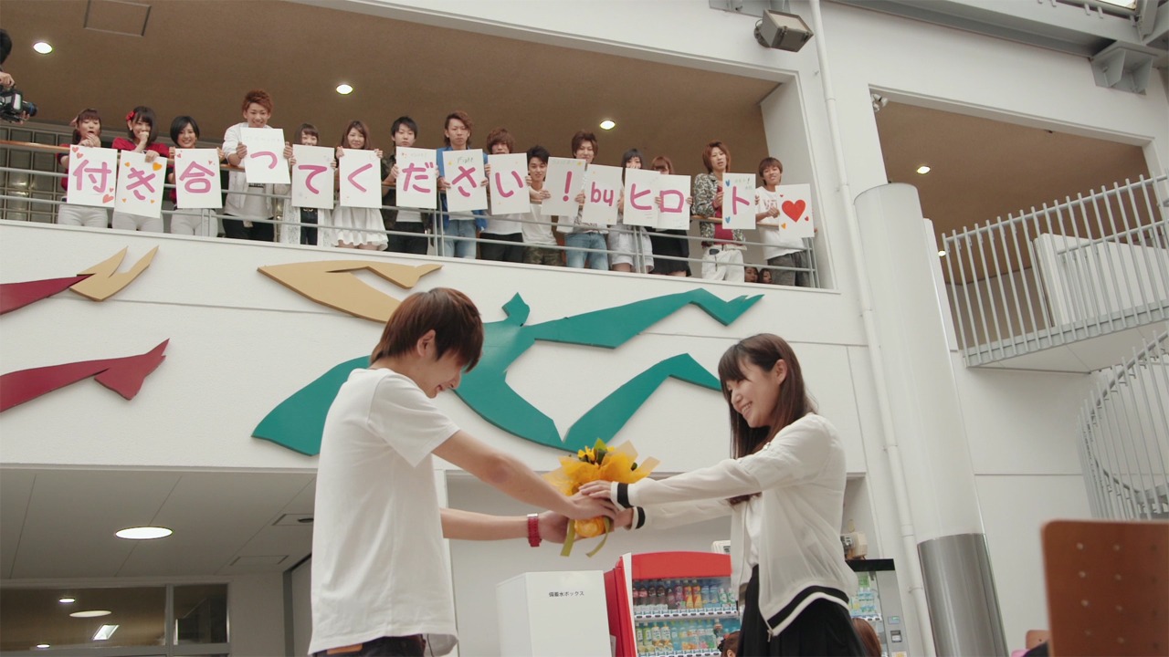AKB48「LOVE TRIP」ミュージックビデオのワンシーン。 (c)AKS