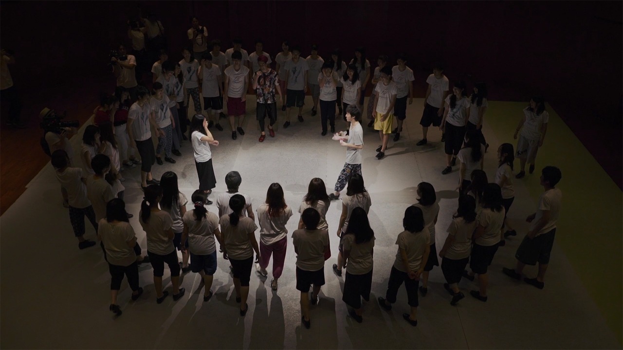 AKB48「LOVE TRIP」ミュージックビデオのワンシーン。 (c)AKS