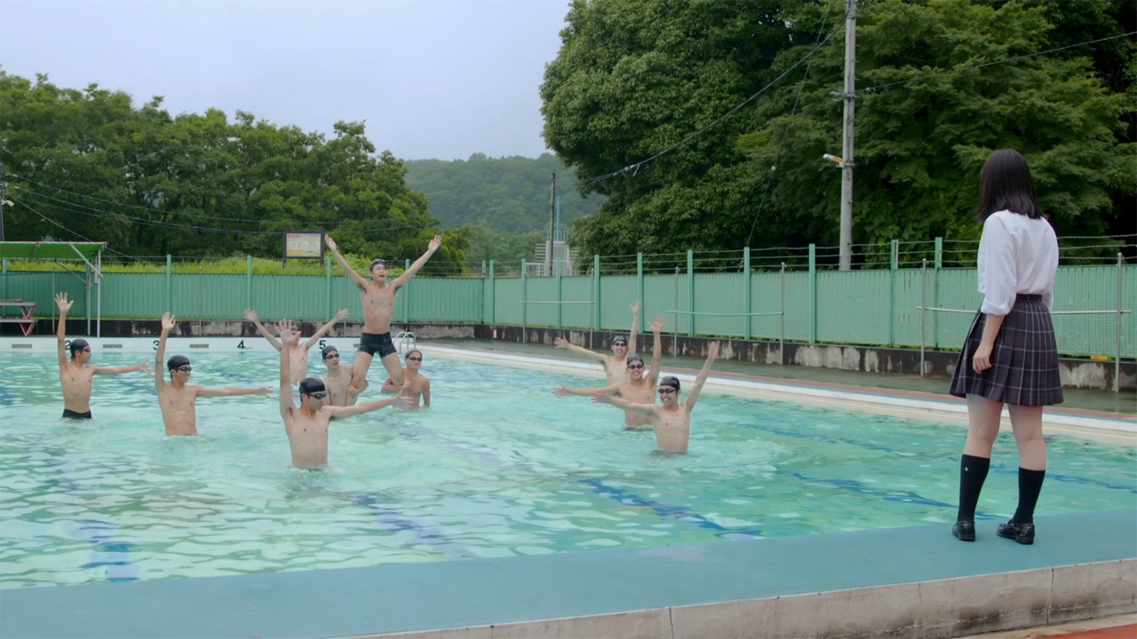 AKB48「LOVE TRIP」ミュージックビデオのワンシーン。 (c)AKS