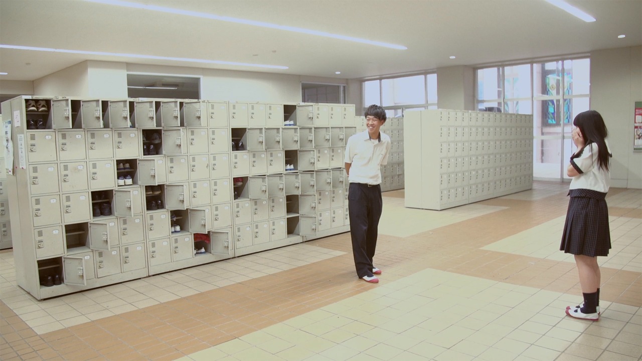 AKB48「LOVE TRIP」ミュージックビデオのワンシーン。 (c)AKS
