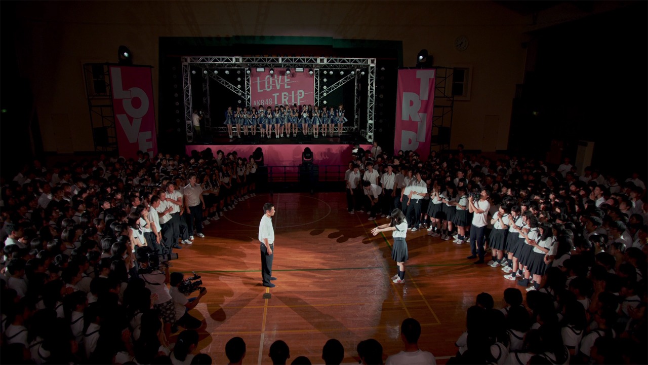 AKB48「LOVE TRIP」ミュージックビデオのワンシーン。 (c)AKS