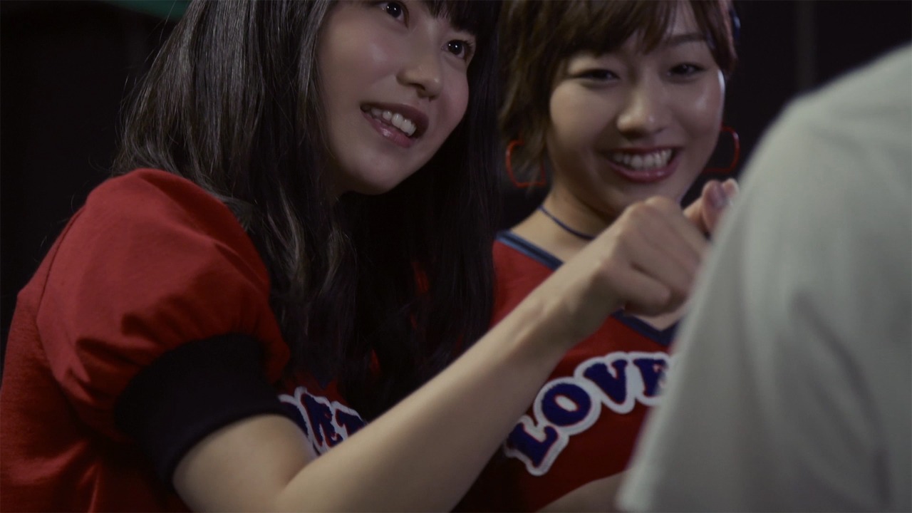 AKB48「LOVE TRIP」ミュージックビデオのワンシーン。 (c)AKS