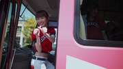 AKB48「LOVE TRIP」ミュージックビデオのワンシーン。 (c)AKS