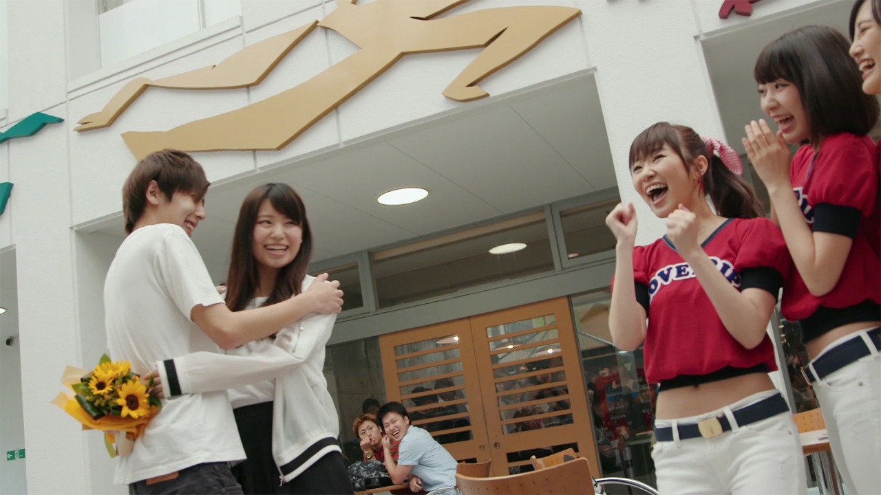 AKB48「LOVE TRIP」ミュージックビデオのワンシーン。 (c)AKS
