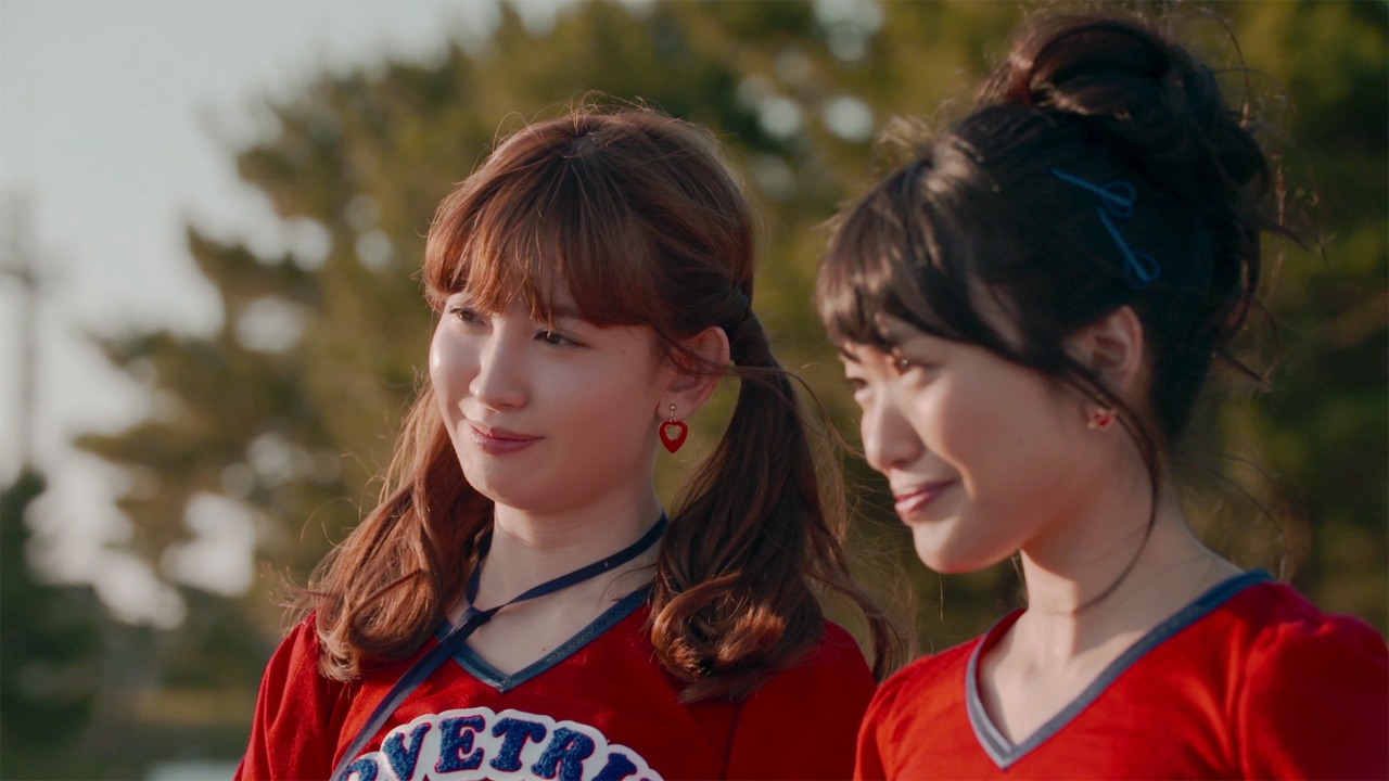 AKB48「LOVE TRIP」ミュージックビデオのワンシーン。 (c)AKS