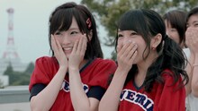 AKB48「LOVE TRIP」ミュージックビデオのワンシーン。 (c)AKS