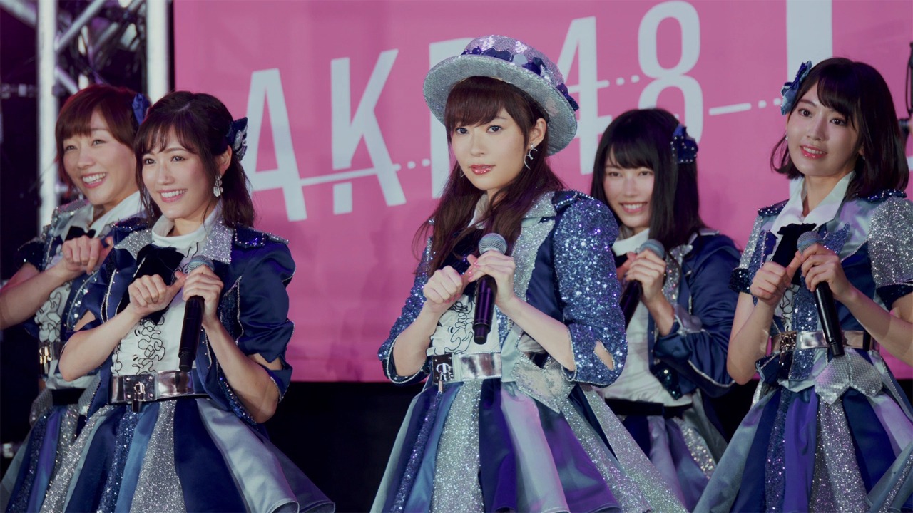 AKB48「LOVE TRIP」ミュージックビデオのワンシーン。 (c)AKS