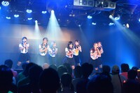 アップアップガールズ（仮）によるライブの様子。