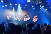 アップアップガールズ(仮)によるライブの様子。